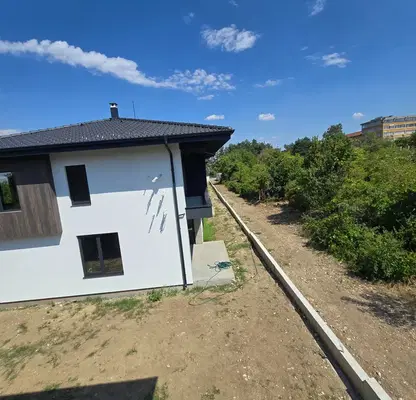 Снимка 3 — Двуетажна къща с 3 спални и панорамна гледка в с. Марково