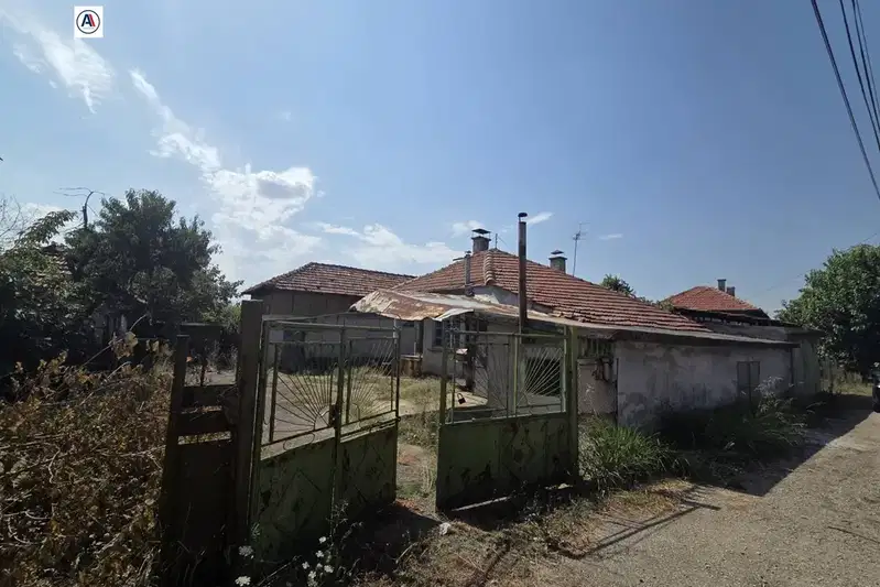 Къща с 2 сгради и гаражи в с. Медковец, обл. Монтана