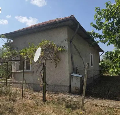 Снимка 4 — Къща с 2 сгради и гаражи в с. Медковец, обл. Монтана