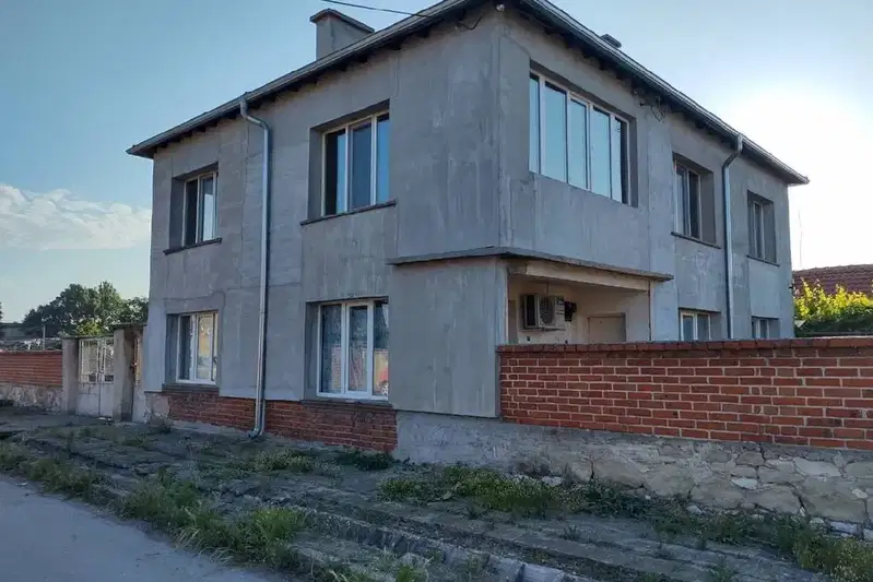 Къща с 8 стаи и голям двор в с. Милево, обл. Пловдив