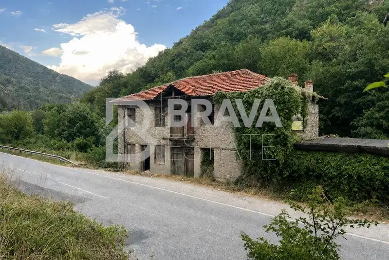 Крайпътен хан с гараж в с. Нареченски бани, област Пловдив