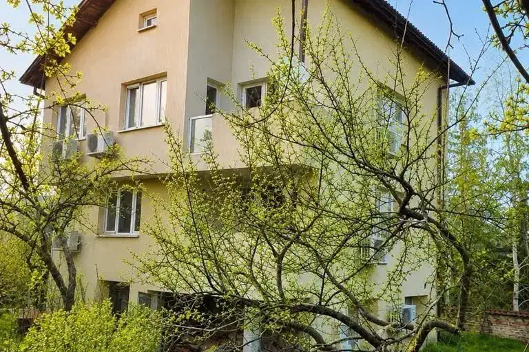 Масивна триетажна къща с двор в с. Негушево, област София