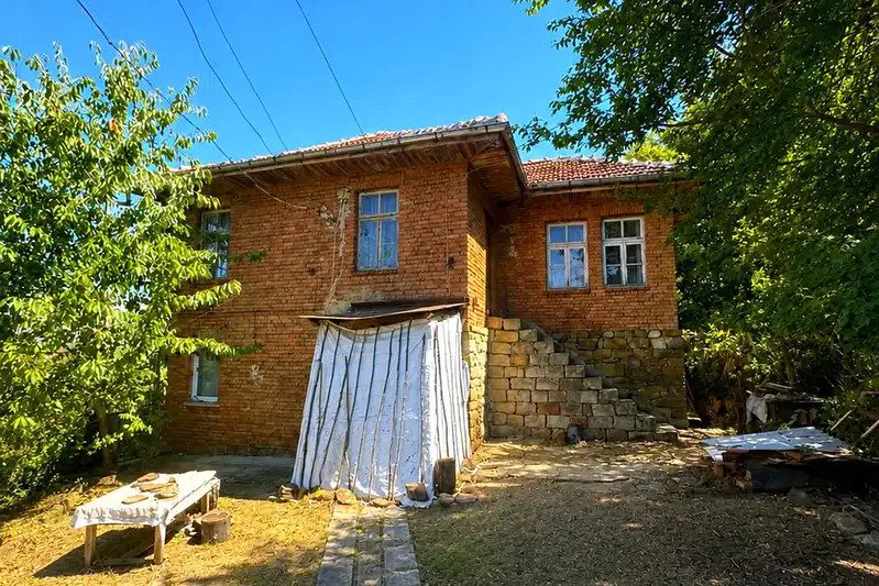 Къща с голям двор в с. Нешевци, област Велико Търново