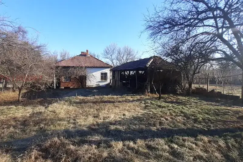 Къща с двор в с. Невестино, област Кюстендил