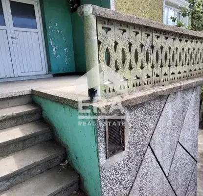 Снимка 2 — Двуетажна къща с 4 спални в с. Николово, Русе с голям двор