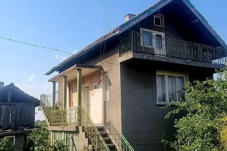 Триетажна къща с 6 стаи в с. Новоселци, област Видин