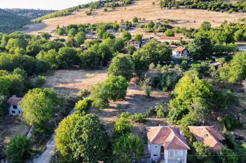 Къща с 4 стаи и голям двор в с. Орешене, обл. Ловеч