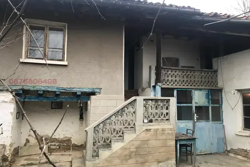Двуетажна къща с голям двор в с. Пчелище, обл. Велико Търново