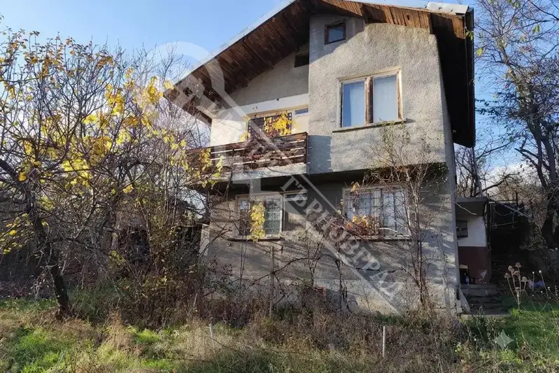 Двуетажна къща с 3 стаи и двор в с. Пчелище, обл. Велико Търново