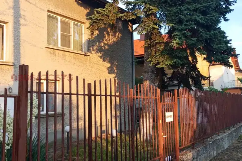 Къща с 3 етажа и двор в с. Петрич, област София