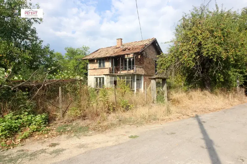 Къща с 2 етажа в с. Поповци, област Габрово, масивна конструкция