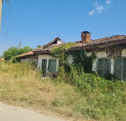 Снимка 2 — Двуетажна къща с голям двор в с. Пороище, област Разград