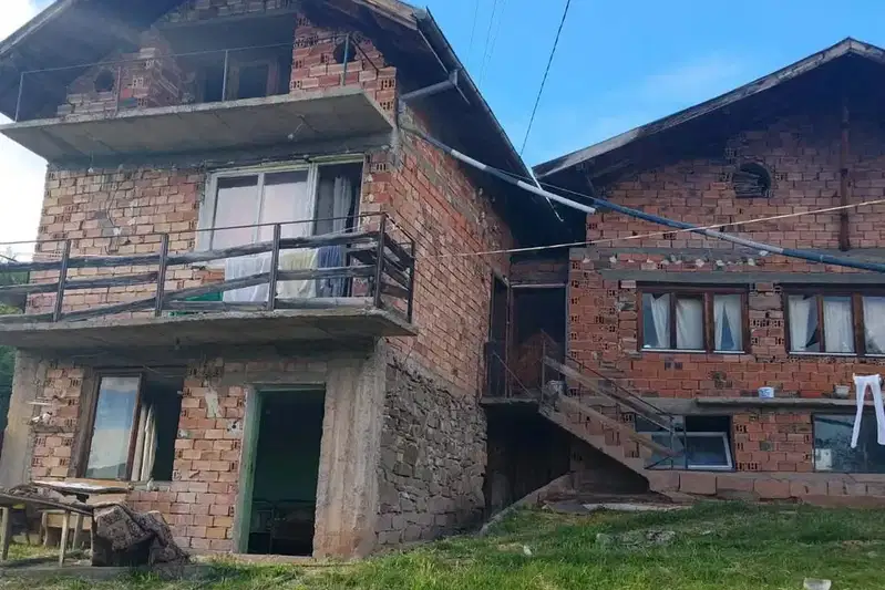 Две масивни къщи с парцел в с. Ракиловци, обл. Перник