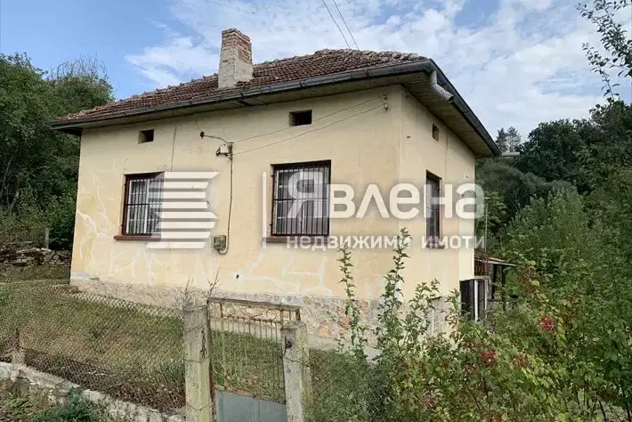 One-storey house with 3 rooms in Ravnishte village, spacious yard