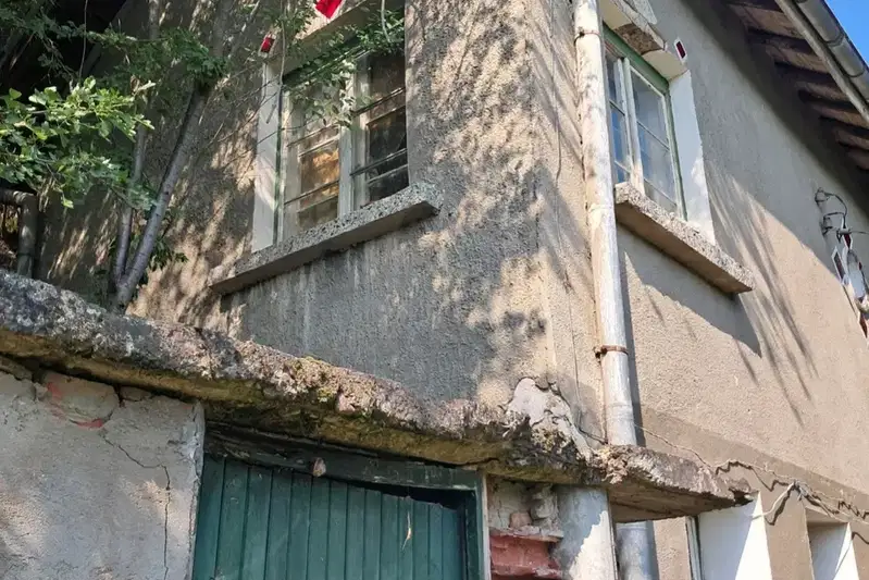 Къща с 2 стаи и двор в с. Реброво, област София