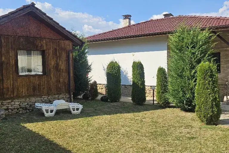 Къща с 4 стаи и барбекю в с. Режанци, област Перник