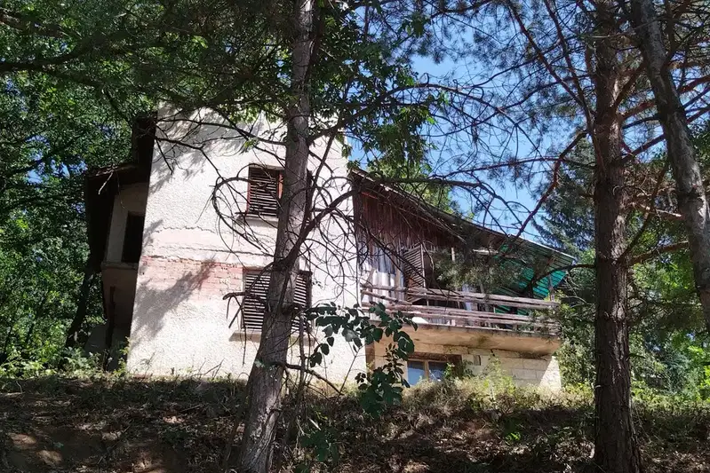 Къща с 5 стаи в с. Рударци, област Перник с двор и панорама