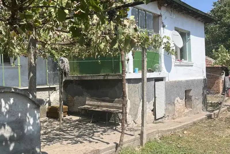 Едноетажна къща с голям двор в с. Селци, област Пловдив