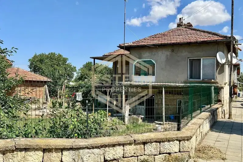 Къща с 2 спални и гараж в с. Щръклево, обл. Русе