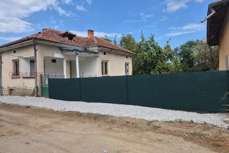 Къща с 2 спални в с. Скравена, област София, с двор и допълнителна постройка