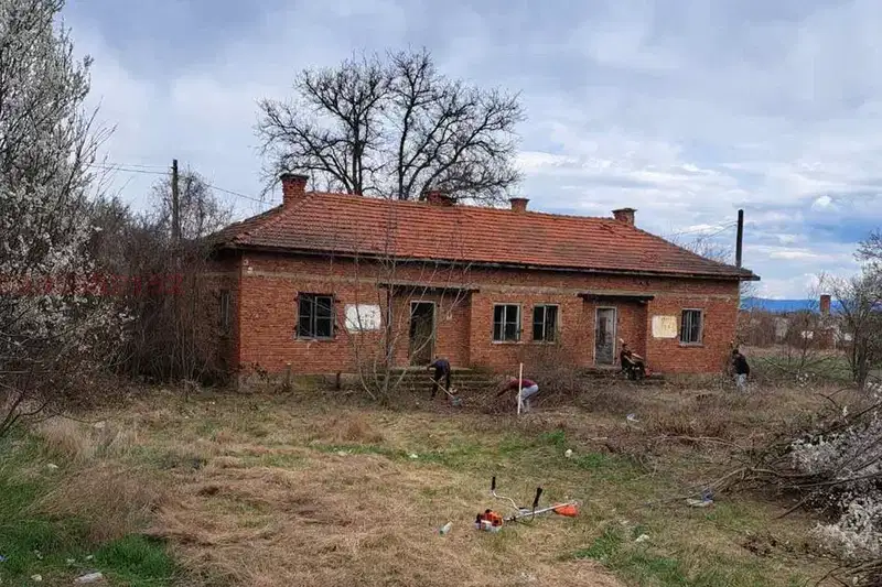 Къща с 8 стаи и голям двор в с. Скриняно, област Кюстендил