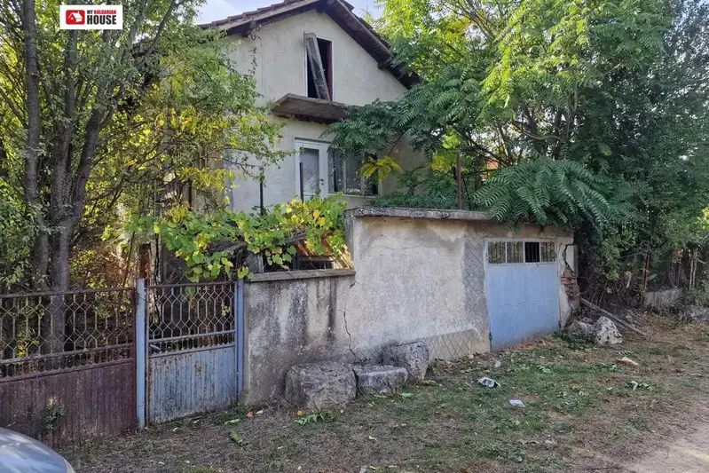 Къща с 3 стаи и голям двор в с. Слатина, област Силистра