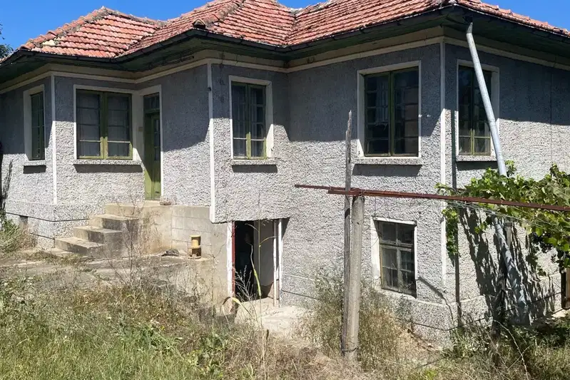 Двуетажна къща с 3 спални в с. Сливовица, обл. Велико Търново