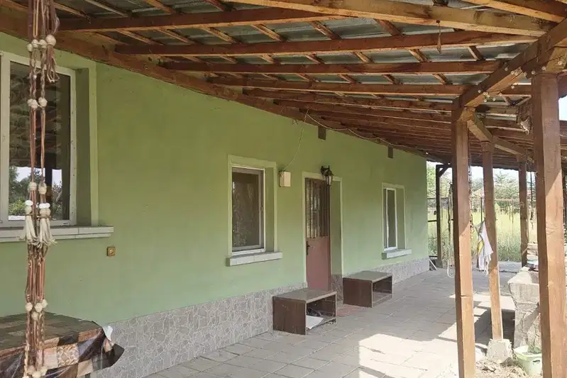 Къща с 4 стаи в с. Староселци, обл. Плевен с голям навес