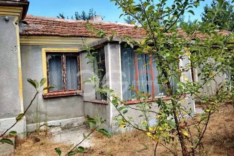 Къща с голям двор в с. Стожер, област Добрич