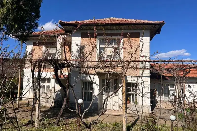 Двуетажна къща с двор в село Стрелци, област Пловдив