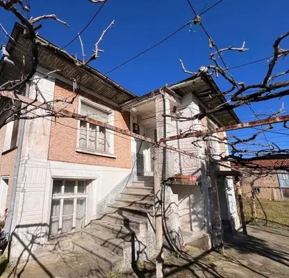 Снимка 2 — Двуетажна къща с двор в село Стрелци, област Пловдив