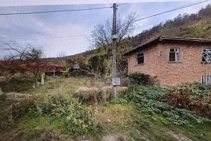 Двуетажна къща с гараж и двор в с. Сваленик, област Русе