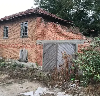 Снимка 3 — Двуетажна къща с гараж и двор в с. Сваленик, област Русе