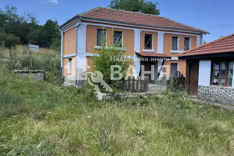 Къща с 2 етажа и двор в с. Свежен, област Пловдив