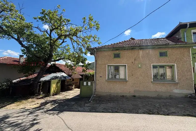 Къща с 4 стаи и двор в с. Терзийско, област Ловеч