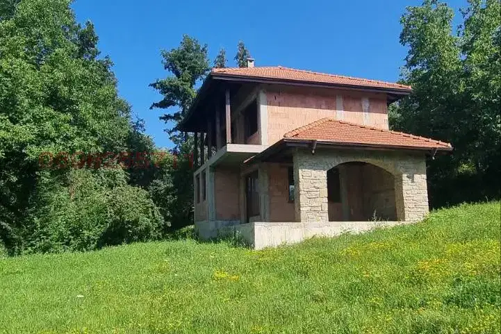 Двуетажна къща с голям двор в с. Терзийско, обл. Ловеч