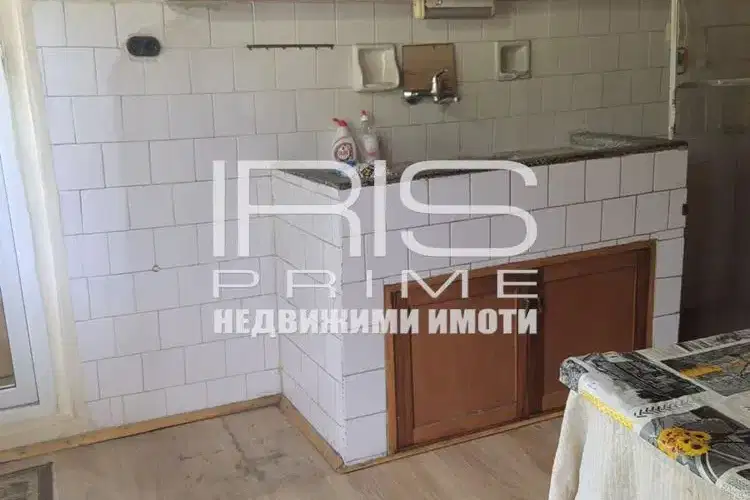 Къща с 5 стаи в с. Велино, област Шумен с голям двор