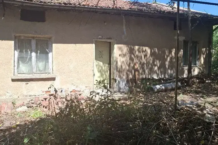 Къща 2-стаен в с. Владимир с двор и паркинг