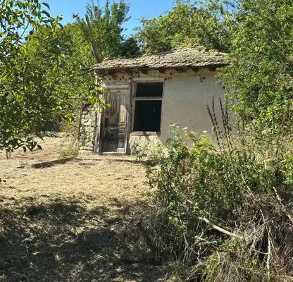 Снимка 5 — Парцел с къща и лице на две улици в с. Заветно, обл. Търговище