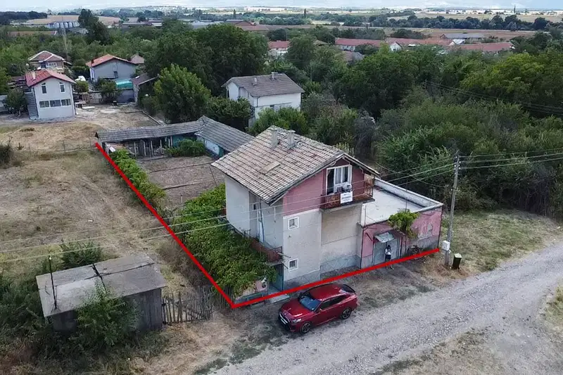 Триетажна къща с гараж в с. Златовръх, област Пловдив