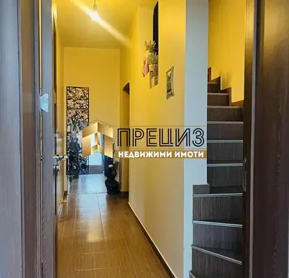 Photo 5 — Two-storey house with yard in Voenno Uchilishte area, Shumen