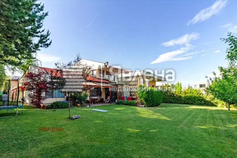 Detached house with 5+ rooms in m-t Kambanite, Sofia