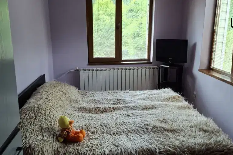 Масивна къща с 4 етажа и тераса с гледка в Своге