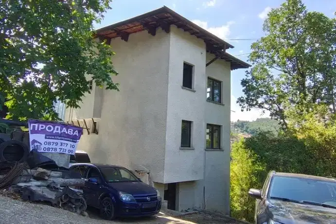 Триетажна къща с гараж в Репище, област София