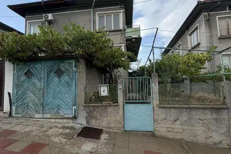 Просторна къща с 3 спални и тераса с панорама в Троян
