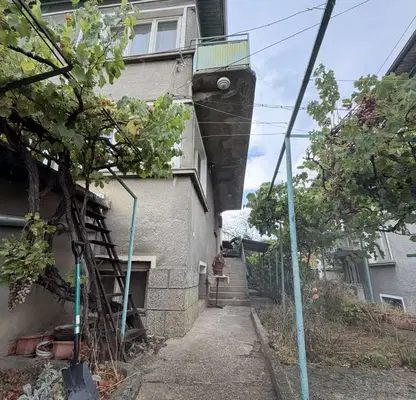 Снимка 2 — Просторна къща с 3 спални и тераса с панорама в Троян