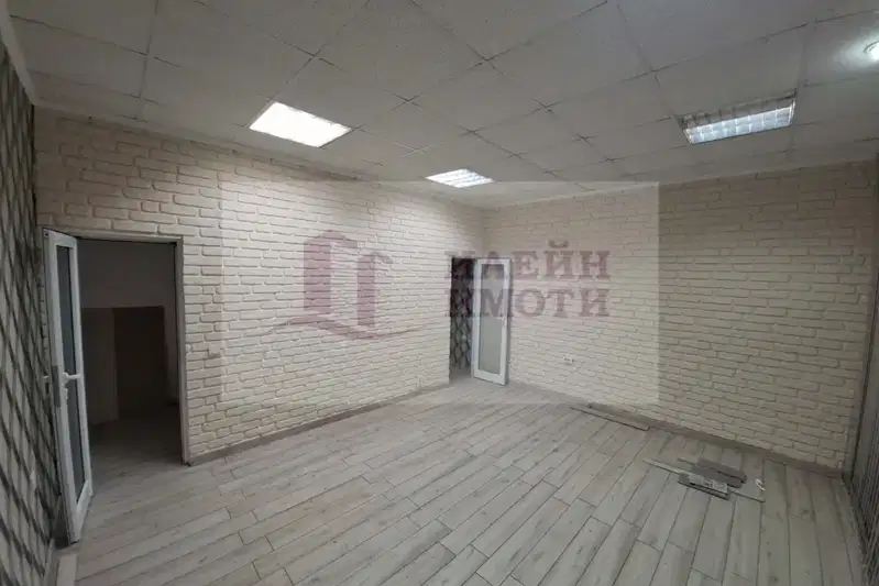 Офис в Русе, Родина 1