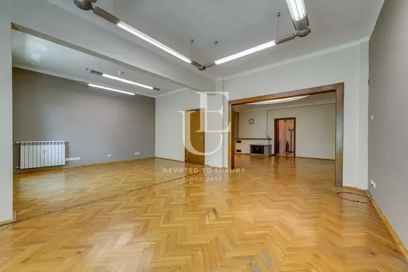 Офис в София, Докторски паметник
