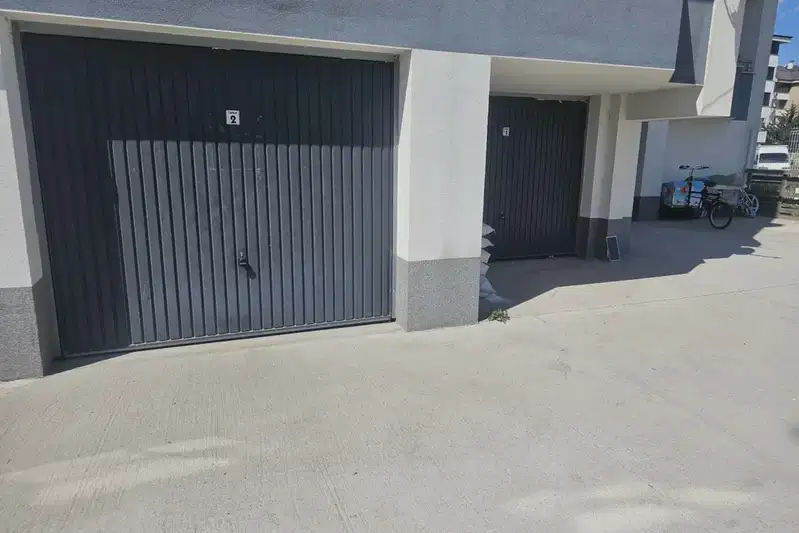 Garage in Kyrdjali, Vyzrojdenci