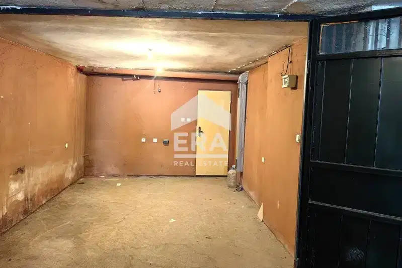 Garage in Ruse, Centyr